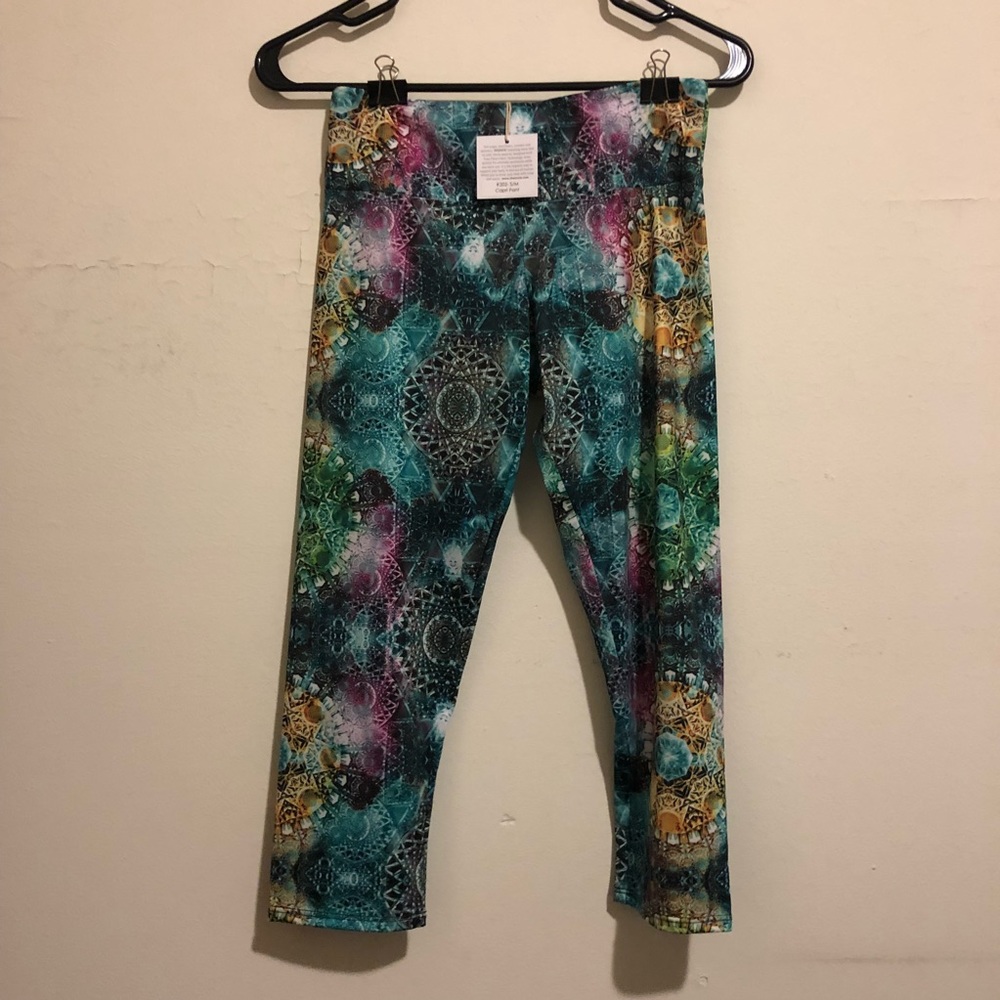 Patterned exercise Capri pants